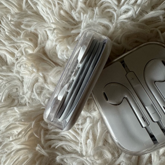 NEW Apple Wired White EarPods (with 3.5mm Headphone Plug) - Set of 3 - Picture 4 of 4